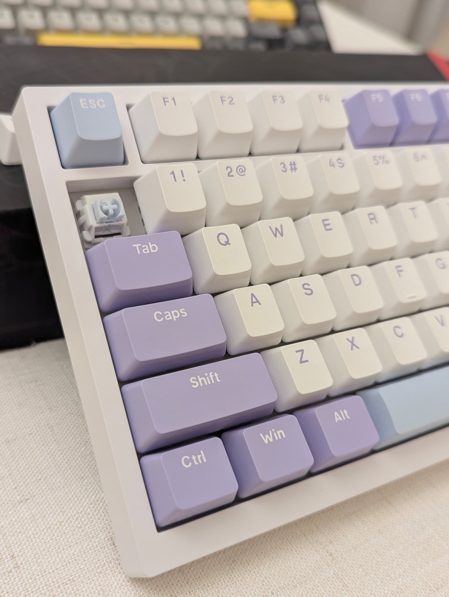 Clavier Filaire A.JAZZ AK680 mécanique filaire (65%) - Purple & White