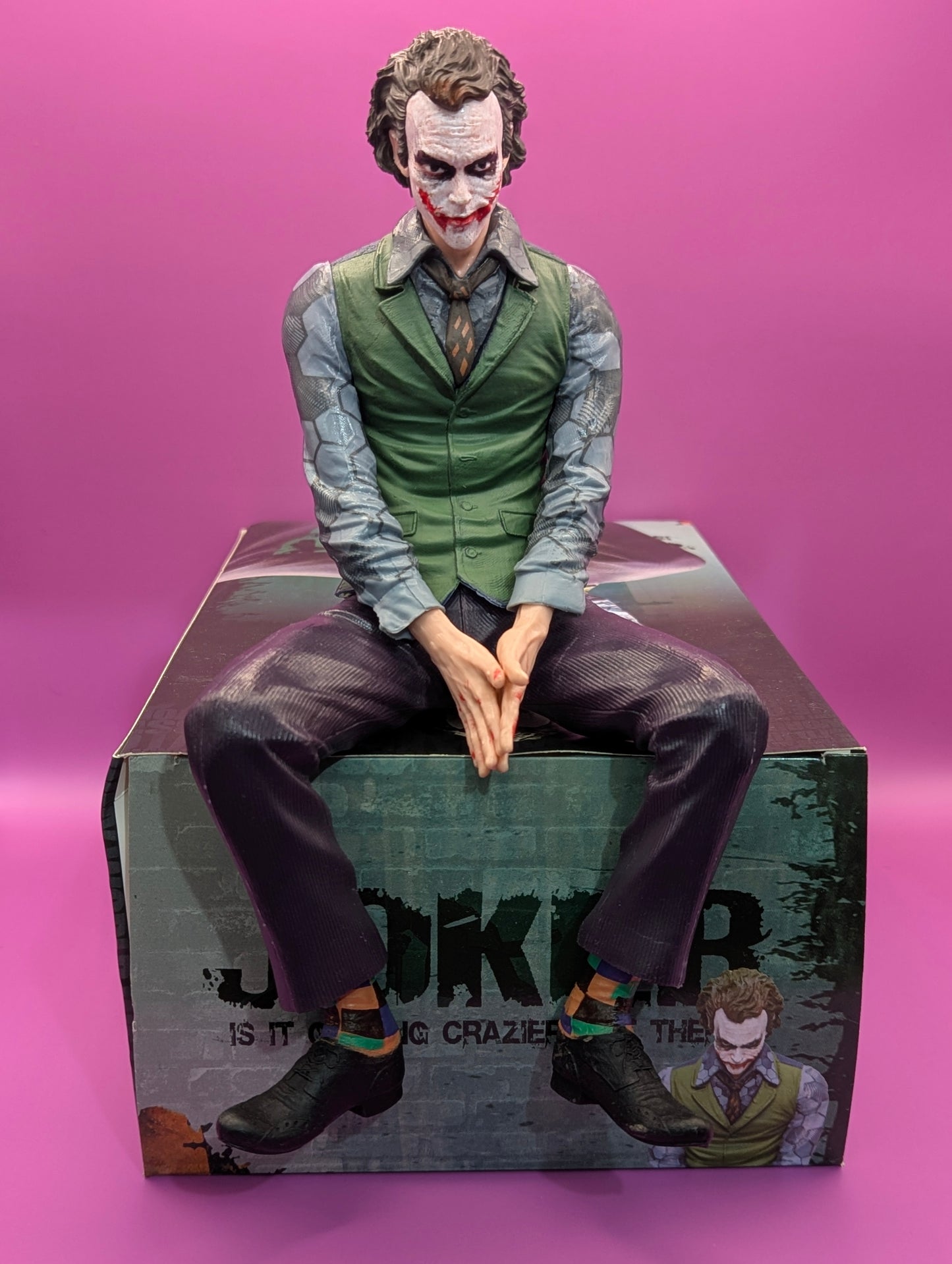 Figurine Joker Assis 24 cm (heath ledger)