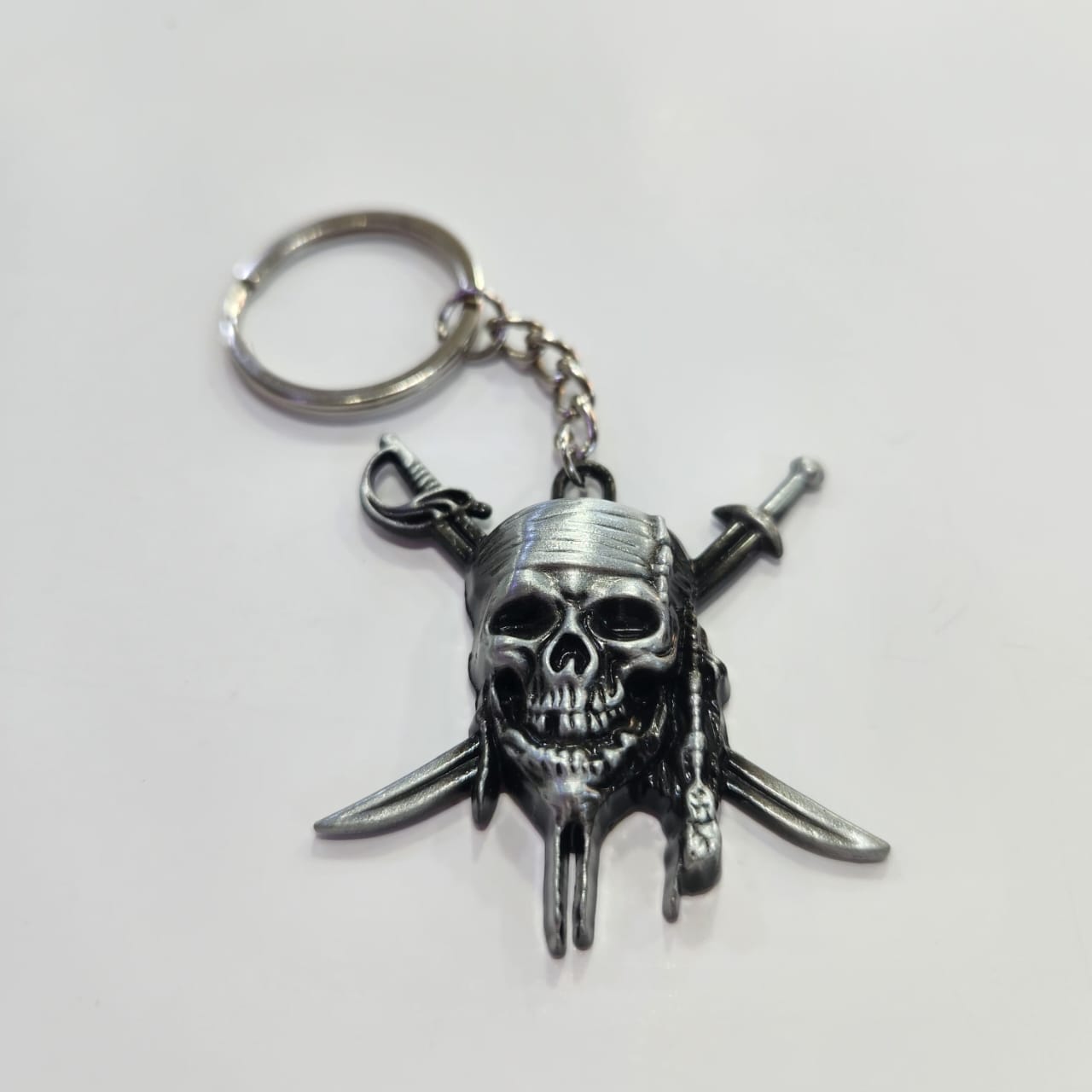 Porte clé tete de mort pirate des caraibes