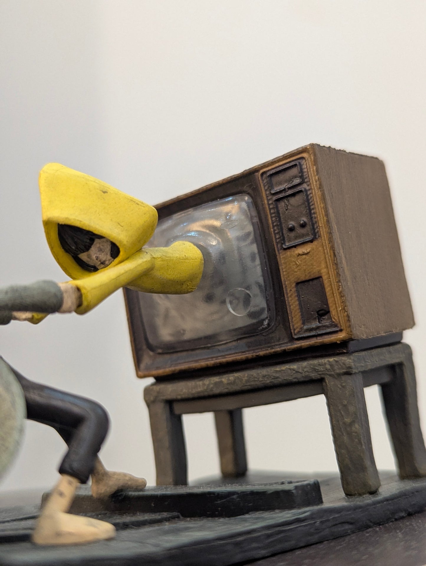 Little Nightmare II Diorama Tv Scene Mono & Six (17 cm)
