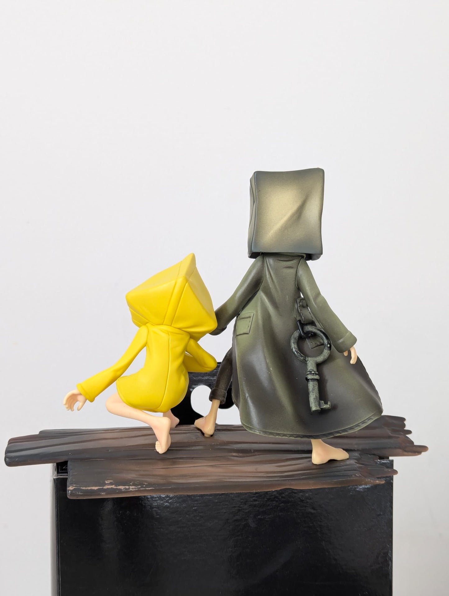 Figurine Little Nightmares 2  - MONO & SIX  (15 cm)